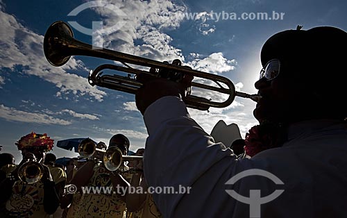  Subject: Musician during Galinha do meio-dia carnival street troup parade / Place: Copacabana neighborhood - Rio de Janeiro city - Rio de Janeiro state (RJ) - Brazil / Date: 02/2012 