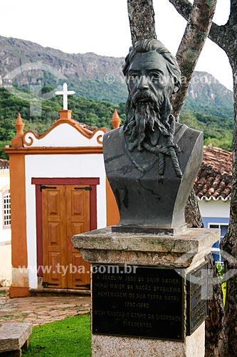  Subject: Bust of Joaquim Jose da Silva Xavier with Chapel of Steps the Passion in the background / Place: Tiradentes city - Minas Gerais state (MG) - Brazil / Date: 12/2007 