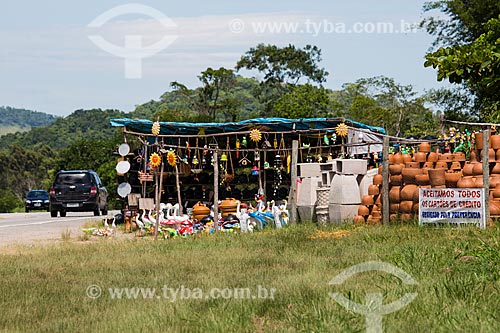  Subject: Handicraft in ceramic commerce at Km 27 - in south direction - Highway RJ-124 (Via Lagos) / Place: Rio de Janeiro state (RJ) - Brazil / Date: 12/2013 