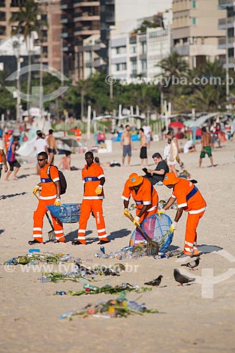  Street sweepers clearing the sands of Ipanema Beach after the new year  - Rio de Janeiro city - Rio de Janeiro state (RJ) - Brazil