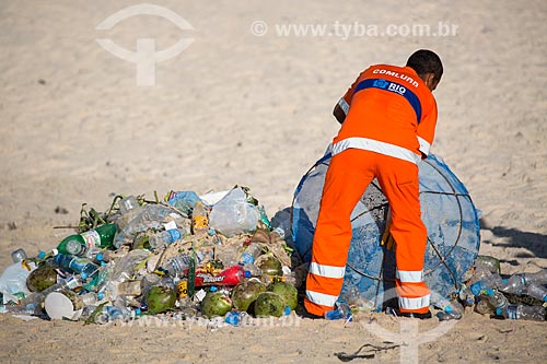  Subject: Street sweeper clearing the sands of Ipanema Beach after the new year / Place: Ipanema neighborhood - Rio de Janeiro city - Rio de Janeiro state (RJ) - Brazil / Date: 01/2014 