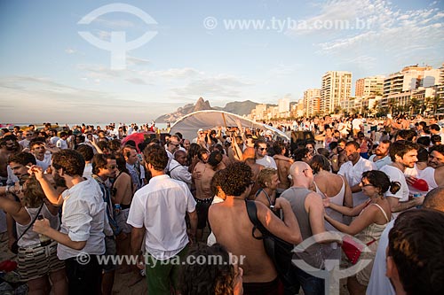  Subject: New year party organized by artist Ernesto Neto at 8 Post with the Morro Dois Irmaos (Two Brothers Mountain) in the background / Place: Ipanema neighborhood - Rio de Janeiro city - Rio de Janeiro (RJ) - Brazil / Date: 01/2014 