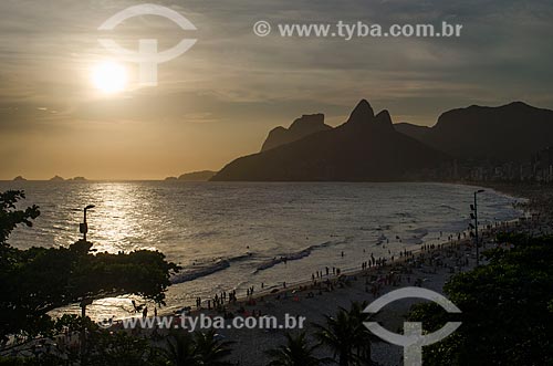  Subject: Sunset - Arpoador Beach with the Rock of Gavea and Morro Dois Irmaos (Two Brothers Mountain) in the background / Place: Ipanema neighborhood - Rio de Janeiro city - Rio de Janeiro state (RJ) - Brazil / Date: 01/2014 