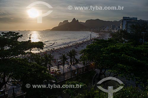  Subject: Sunset - Arpoador Beach with the Rock of Gavea and Morro Dois Irmaos (Two Brothers Mountain) in the background / Place: Ipanema neighborhood - Rio de Janeiro city - Rio de Janeiro state (RJ) - Brazil / Date: 01/2014 