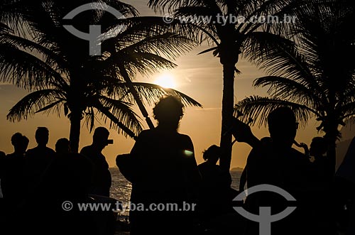  Subject: Musicians playing during sunset - Arpoador Beach with the Rock of Gavea and Morro Dois Irmaos (Two Brothers Mountain) in the background / Place: Ipanema neighborhood - Rio de Janeiro city - Rio de Janeiro state (RJ) - Brazil / Date: 01/2014 