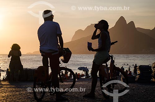  Subject: Couple during sunset - Arpoador Beach with the Rock of Gavea and Morro Dois Irmaos (Two Brothers Mountain) in the background / Place: Ipanema neighborhood - Rio de Janeiro city - Rio de Janeiro state (RJ) - Brazil / Date: 01/2014 