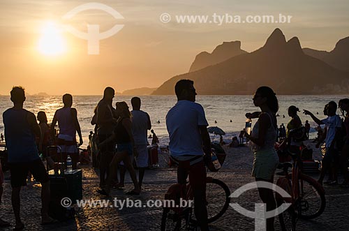  Subject: Peoples - during sunset in Arpoador Beach with the Rock of Gavea and Morro Dois Irmaos (Two Brothers Mountain) in the background / Place: Ipanema neighborhood - Rio de Janeiro city - Rio de Janeiro state (RJ) - Brazil / Date: 01/2014 