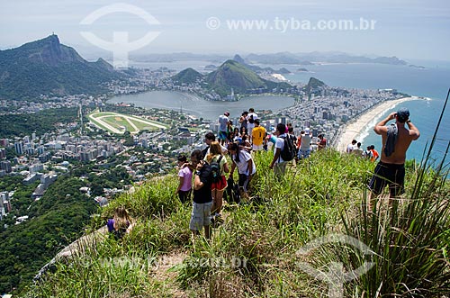  Subject: Tourists observing the Rio de Janeiro from Morro Dois Irmaos (Two Brothers Mountain) / Place: Rio de Janeiro city  -  Rio de Janeiro state  ( RJ )   -  Brazil / Date: 11/2013 
