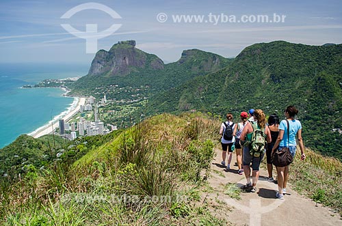  Subject: Tourists observing the Rio de Janeiro from Morro Dois Irmaos (Two Brothers Mountain) / Place: Rio de Janeiro city  -  Rio de Janeiro state  ( RJ )   -  Brazil / Date: 11/2013 