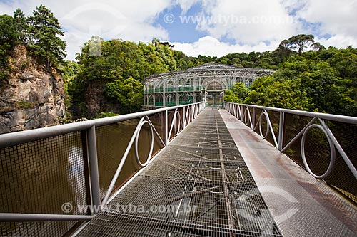  Subject: Footbridge with the Opera de Arame in the background - using pipes as structure and is perfectly integrated to the surrounding nature / Place: Curitiba city - Parana state (PR) - Brazil / Date: 12/2013 