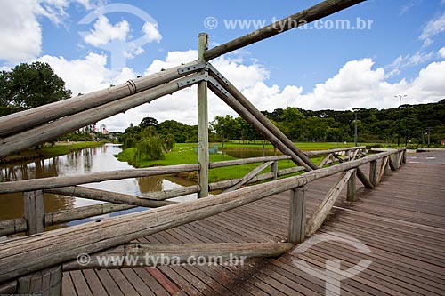  Subject: Wood bridge over Barigui River - Barigui Park / Place: Curitiba city - Parana state (PR) - Brazil / Date: 12/2013 