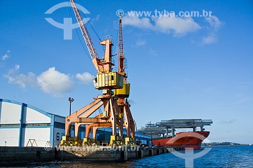  Subject: Crane and ship - Recife Port / Place: Recife city - Pernambuco state (PE) - Brazil / Date: 11/2013 