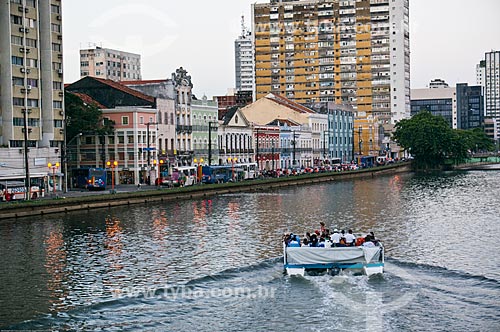  Subject: Ferry with tourists in Capibaribe River with the houses of Aurora Street in the background / Place: Recife city - Pernambuco state (PE) - Brazil / Date: 11/2013 
