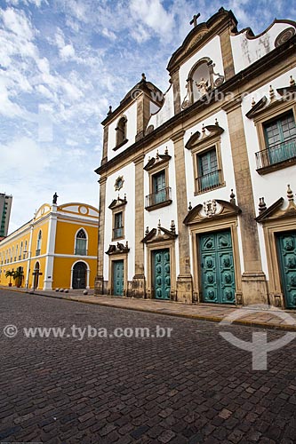  Subject: Facade of Madre de Deus Church (XVII century) with Paco Alfandega Mall (1732) - old Pernambuco customhouse - in the background / Place: Recife city - Pernambuco state (PE) - Brazil / Date: 11/2013 