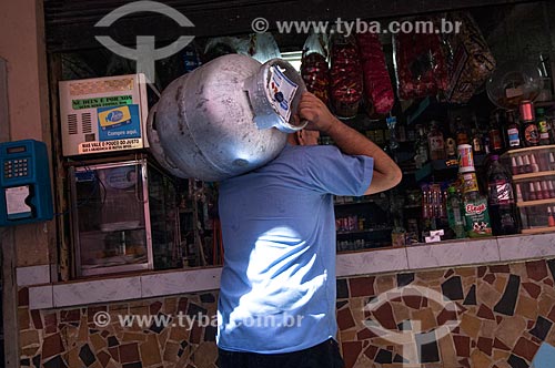  Subject: Man carrying gas cylinder in front of the bar in Turano Hill / Place: Rio de Janeiro city - Rio de Janeiro state (RJ) - Brazil / Date: 04/2011 