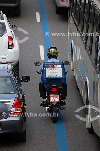  Subject: Motorcyclist on Republica do Chile Avenue / Place: City center neighborhood - Rio de Janeiro city - Rio de Janeiro state (RJ) - Brazil / Date: 02/2014 