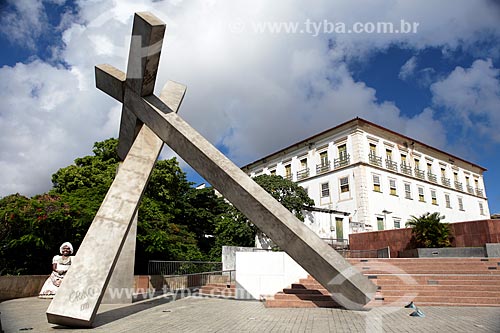  Subject: Cruz caida square - Cruz caida monument (1999) from Mario Cravo with Palacio do Arcebispado de Salvador in the background / Place: Salvador city - Bahia state (BA) - Brazil / Date: 02/2014 