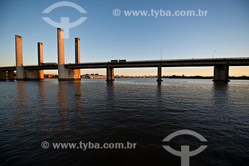  Subject: Guaiba Bridge - also known as Getulio Vargas Bridge / Place: Porto Alegre city - Rio Grande do Sul state (RS) - Brazil / Date: 04/2013 