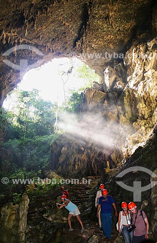  Subject: Tourists on trail access to Lago Azul Grotto (Blue Lake Grotto) / Place: Bonito city - Mato Grosso do Sul state (MS) - Brazil / Date: 04/2008 