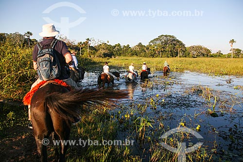  Subject: Tourists crossing flooded area - Pantanal Matogrossense / Place: Mato Grosso do Sul state (MS) - Brazil / Date: 04/2008 