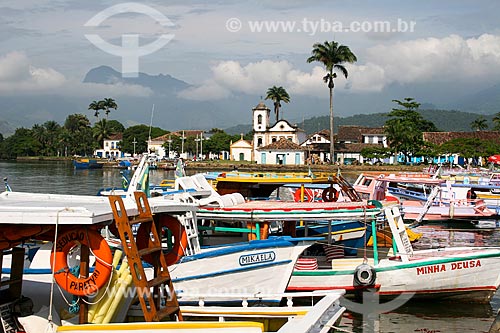  Subject: Boats - Paraty bay with the Santa Rita de Cassia Church (1722) in the background / Place: Paraty city - Rio de Janeiro state (RJ) - Brazil / Date: 12/2007 