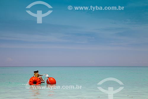  Subject: Turists - water tricycle / Place: Bahamas - Central America / Date: 06/2013 