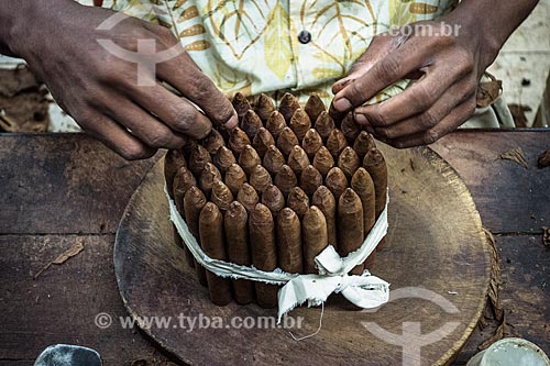  Subject: Woman productin cigar / Place: Bahamas - Central America / Date: 06/2013 