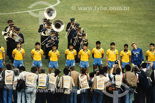  Players waiting for the execution of national anthems for the game between Brazil x Uruguay - 1994 World Cup Qualifiers - Journalist Mario Filho Stadium (1950) - also known as Maracana  - Rio de Janeiro city - Rio de Janeiro state (RJ) - Brazil