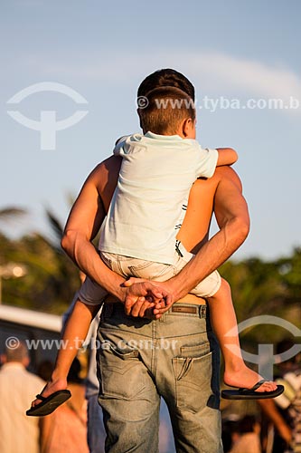  Subject: Man carrying boy - Arpoador Beach waterfront / Place: Ipanema neighborhood - Rio de Janeiro city - Rio de Janeiro state (RJ) - Brazil / Date: 02/2014 