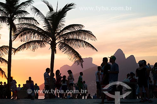  Subject: People on the Arpoador Beach waterfront / Place: Ipanema neighborhood - Rio de Janeiro city - Rio de Janeiro state (RJ) - Brazil / Date: 02/2014 