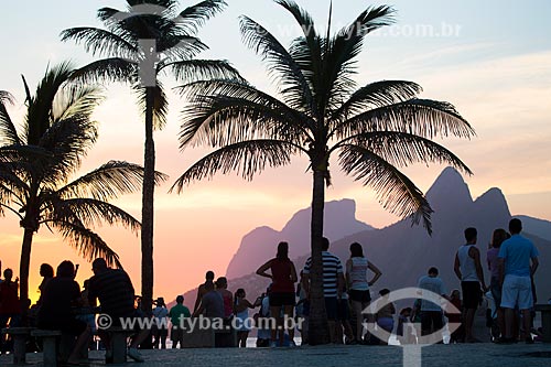  Subject: People on the Arpoador Beach waterfront / Place: Ipanema neighborhood - Rio de Janeiro city - Rio de Janeiro state (RJ) - Brazil / Date: 02/2014 