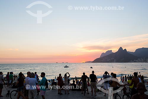  Subject: People on the Arpoador Beach waterfront / Place: Ipanema neighborhood - Rio de Janeiro city - Rio de Janeiro state (RJ) - Brazil / Date: 02/2014 