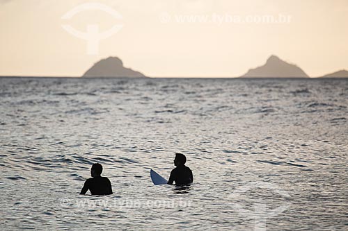  Subject: Surfers - Ipanema Beach with Natural Monument of Cagarras Island in the background / Place: Ipanema neighborhood - Rio de Janeiro city - Rio de Janeiro state (RJ) - Brazil / Date: 02/2014 