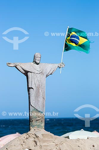  Subject: Replica of sand of Christ the Redeemer with the brazilian flag / Place: Copacabana neighborhood - Rio de Janeiro city - Rio de Janeiro state (RJ) - Brazil / Date: 02/2014 