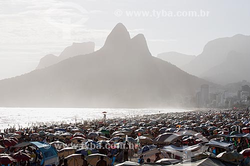  Subject: Sunset - Arpoador Beach with the Rock of Gavea and Morro Dois Irmaos (Two Brothers Mountain) in the background / Place: Ipanema neighborhood - Rio de Janeiro city - Rio de Janeiro state (RJ) - Brazil / Date: 02/2014 