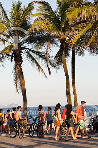  Subject: People on the Arpoador Beach waterfront / Place: Ipanema neighborhood - Rio de Janeiro city - Rio de Janeiro state (RJ) - Brazil / Date: 01/2014 