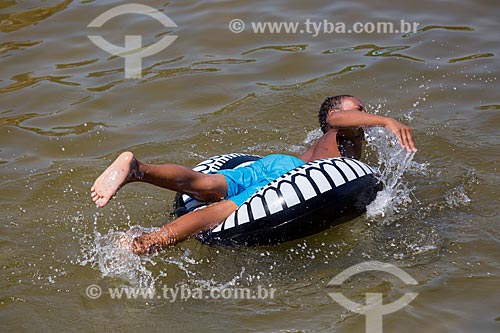  Subject: Boy playing with buoy - Urca Beach / Place: Urca neighborhood - Rio de Janeiro city - Rio de Janeiro state (RJ) - Brazil / Date: 01/2014 