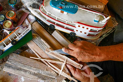 Subject: Craftsman with miniature boats made ??of stalk of burity - Silva e Branco Central of Craft / Place: Manaus city - Amazonas state (AM) - Brazil / Date: 07/2013 