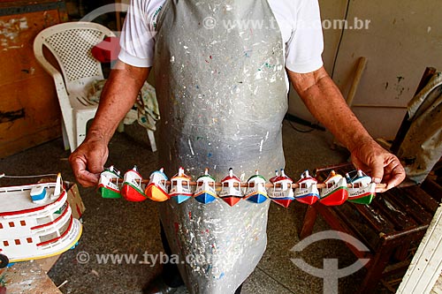  Subject: Craftsman with miniature boats made ??of stalk of burity - Silva e Branco Central of Craft / Place: Manaus city - Amazonas state (AM) - Brazil / Date: 08/2013 