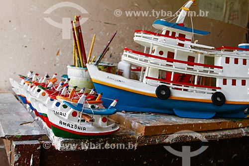  Subject: Miniature boats made ??of stalk of burity - Silva e Branco Central of Craft / Place: Manaus city - Amazonas state (AM) - Brazil / Date: 08/2013 