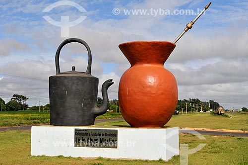  Subject: Monument kettle and gourd - Joaquim Tenorio Road (MS-306 - Entrance to the town of Chapadao do Sul - Tribute to the regions settlers who came from the South of the country / Place: Chapadao do Sul city - Mato Grosso do Sul state (MS) - Braz 