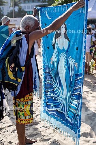  Subject: Man holding kanga with the Yemanja drawing during Yemanja Party / Place: Copacabana neighborhood - Rio de Janeiro city - Rio de Janeiro state (RJ) - Brazil / Date: 12/2013 