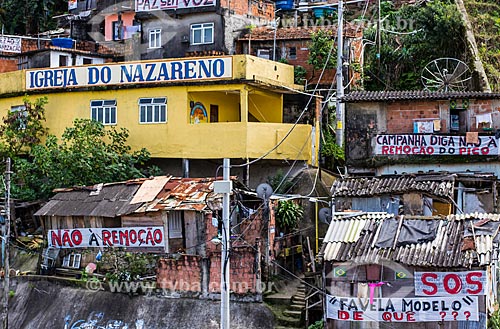  Subject: Houses of Santa Marta Slum with posters opposing the removal / Place: Botafogo neighborhood - Rio de Janeiro city - Rio de Janeiro (RJ) - Brazil / Date: 08/2012 