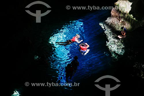  Subject: Peoples swimming - Azul Well (Blue Well) / Place: Nova Redencao city - Bahia state (BA) - Brazil / Date: 04/2013 