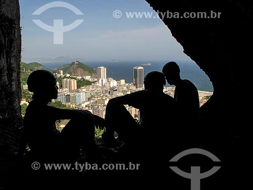  Practitioner of mountaineering - Sao Joao Hill with the Leme neighborhood in the background  - Rio de Janeiro city - Rio de Janeiro state (RJ) - Brazil