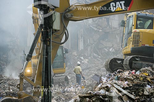  Excavators working in the rubble of buildings that collapsed in the May 13 street  - Rio de Janeiro city - Rio de Janeiro state (RJ) - Brazil