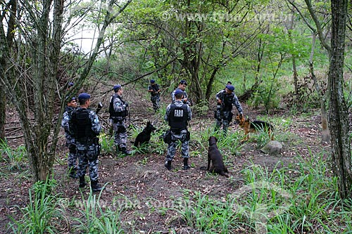  Police operation with sniffer dog during implantation of Pacification Police Unit (UPP) - Macacos Slum  - Rio de Janeiro city - Rio de Janeiro state (RJ) - Brazil