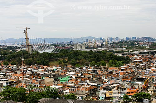  View of Vila do Pinheiro Slum with the Saber Bridge in the background  - Rio de Janeiro city - Rio de Janeiro state (RJ) - Brazil