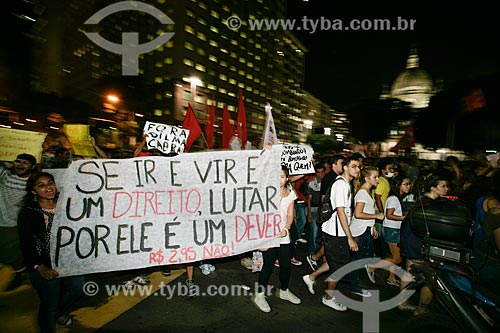  Demonstration of the Free Pass Movement in the Presidente Vargas Avenue with the Nossa Senhora da Candelaria Church (1609) in the background  - Rio de Janeiro city - Rio de Janeiro state (RJ) - Brazil