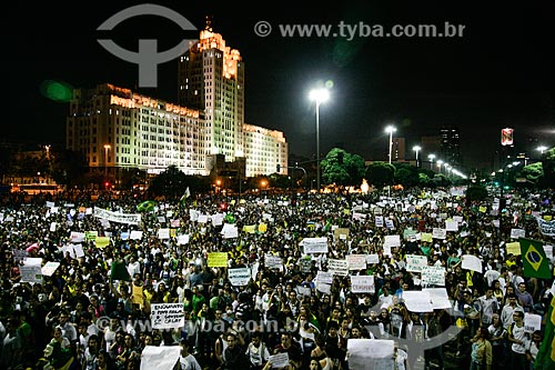  Demonstration of the Free Pass Movement in the Presidente Vargas Avenue with the Duque de Caxias Palace (1941) in the background  - Rio de Janeiro city - Rio de Janeiro state (RJ) - Brazil